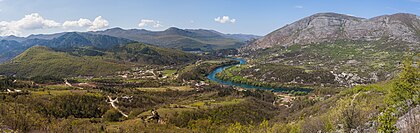 Vista panorâmica do curso do rio Trebišnjica, perto de Gornji Orahovac, sudeste da Bósnia e Herzegovina. (definição 10 066 × 3 195)