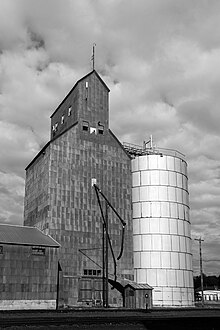 Old grain elevator in Elgin