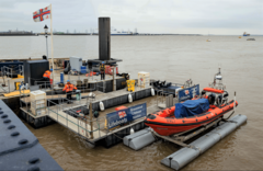 Estación de botes salvavidas Gravesend, pontoon.png