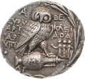 Tetradracma ateniense de prata cunhada entre 200 e 150 a.C. mostrando uma coruja, uma ânfora de azeite e um ramo de oliveira