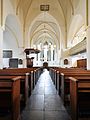 Het interieur gezien van onder het orgel.