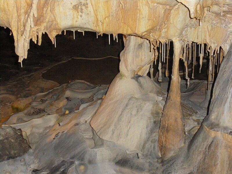 File:Grotte Thouzon.JPG