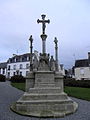 Le calvaire de l'enclos paroissial : Christ bénissant, pietà, saint Fiacre, Christ en Croix entre les deux larrons.