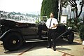 Chasseur voiturier en 2001 sur le perron de « La Voile d'Or » avec une Rolls Royce Phantom de 1928