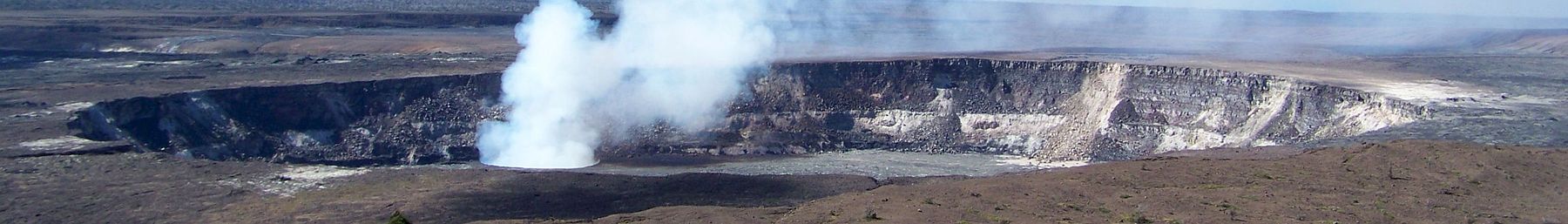 Miệng núi lửa Halema‘uma‘u ở Kilauea