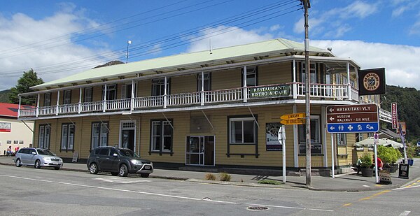 The 19th century Hampden Hotel on the main street of Murchison. The hotel's name recalls the town's original (1865–1882) name.