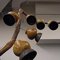 Instrumentul Harry Partch-Gourd Tree.jpg