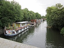 Hausboote auf dem Eilbekkanal östlich der Richardstraßenbrücke