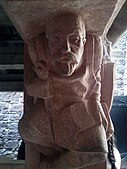 Sculpture de Bodo Ebhardt sur une colonne de citerne du château.