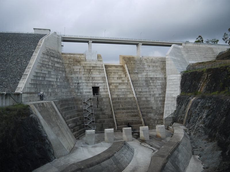 File:Hinze Dam (Queensland) - Spillway.png