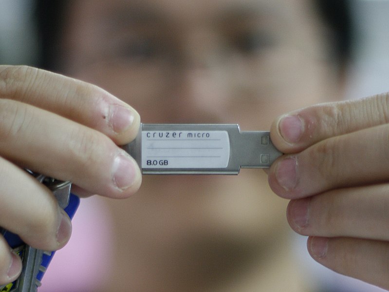 File:Holding a cruzer 8gb.jpg