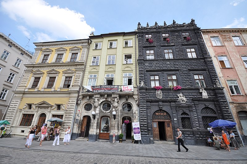 File:Houses 2, 3 and 4 of Rynok Square in Lviv (8674920504).jpg