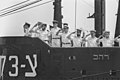 קציני הצוללת אח"י רהב מברכים בהצדעה בכניסתם לנמל חיפה 15 ביוני 1960.