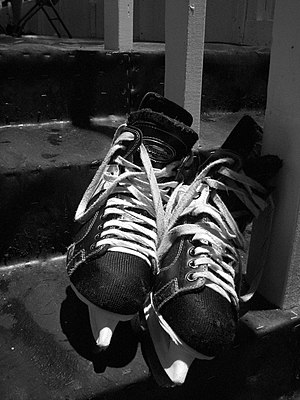 A photograph of some ice hockey skates en . {|...