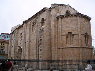 Iglesia de Santa María Magdalena. En la parte inferior izquierda de la imagen se aprecia un grupo de turistas, muy habitual en este edificio por ser de los más frecuentados de la ciudad.