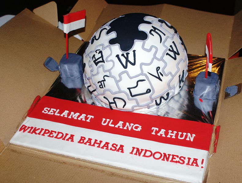 File:Indonesian Wikipedia 10th birthday cake.JPG