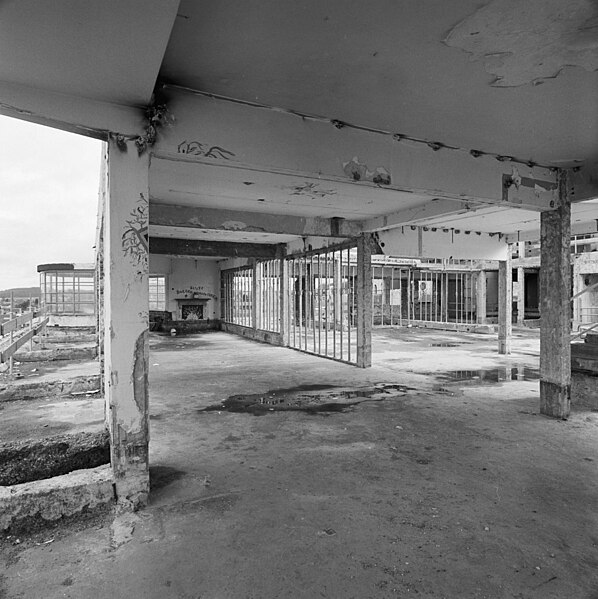 File:Interieur, gebouw tijdens restauratie, doorzicht (woon)etage (zonder glazen gevels of ramen) - Heerlen - 20001062 - RCE.jpg