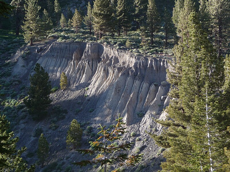 File:Inyo Crater Lakes - north crater - erosion on rim.JPG