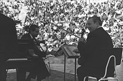 מימין: אייזק שטרן, ליאונרד רוז ויוג'ין איסטומין (בגבו למצלמה) מנגנים את הטריו לפסנתר אופוס 70 מס' 1 של בטהובן (אנ') ("טריו הרוחות"), תיאטרון קיסריה, ספטמבר 1961[1]