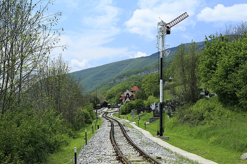 File:J25 853 Bf Mokra Gora, Einfsig.jpg