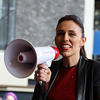 d’ Ardern bii dr Kàmpàània àn dr Üniversitäät vun Auckland ànna 2017