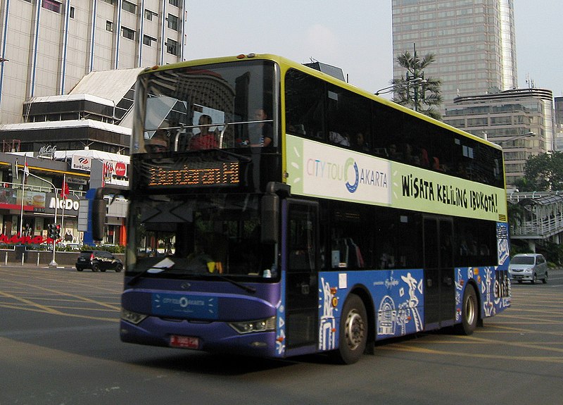 File:Jakarta Doubledecker Tourist Bus at Sarinah Thamrin (cropped).jpg