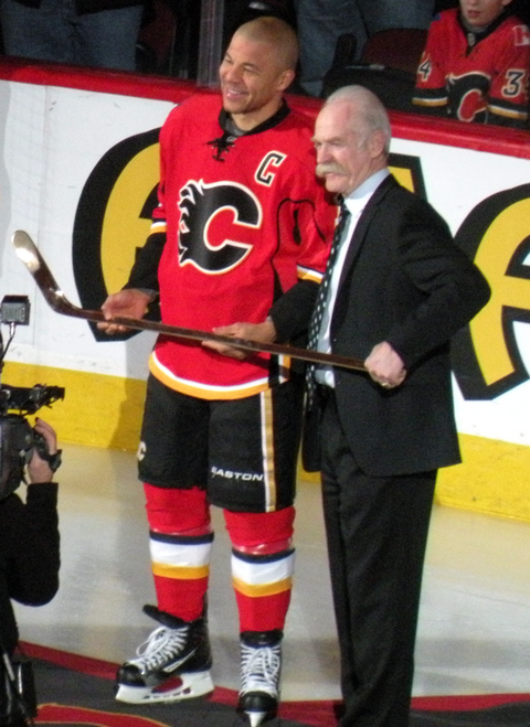 Jarome Iginla podczas wręczenia Złotego Kija za strzelenie 500. gola w lidze NHL (2012)