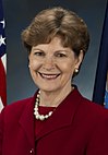 Jeanne Shaheen, resmi Senat foto potret, 2009 (dipotong).jpg