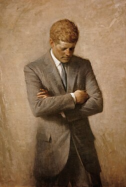 Retrato presidencial oficial póstumo do presidente dos Estados Unidos, John F. Kennedy, criado em 1970 pelo pintor Aaron Shikler. O retrato oficial de John F. Kennedy está com outros retratos de ex-presidentes no Cross Hall da Casa Branca. (definição 2 029 × 2 029)