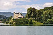 English: Castle Reifnitz is located on a small peninsula at the south lakeside of lake Wörth. Deutsch: Schloss Reifnitz steht auf einer Halbinsel am südlichen Ufer des Wörther Sees. Deutsch: Schloss Reifnitz steht auf einer kleinen Halbinsel am Südufer des Wörther Sees.   This media shows the protected monument with the number 12938 in Austria. (Commons, de, Wikidata)