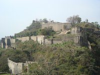 Le Fort de Kangra vu depuis le musée de Sansar Chand