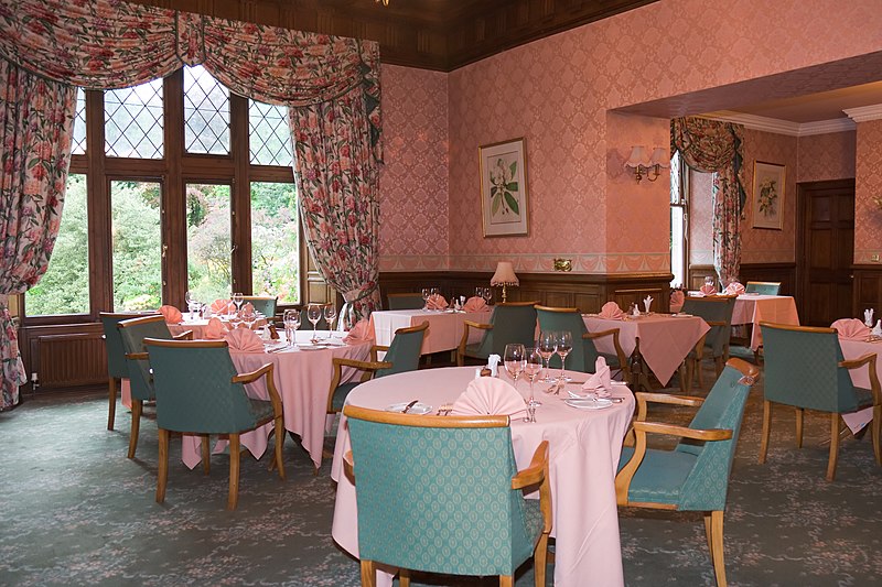 File:Kildrummy Castle Hotel dining-room.jpg