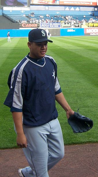 Félix Hernández won 19 games in 2009, one of three pitchers to do so.
