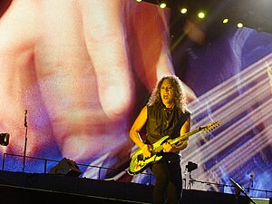 English: Metallica's guitarist Kirk Hammett pl...