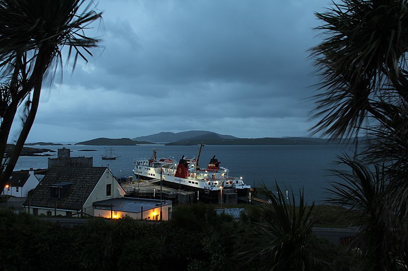 File:Kisimul Castle, die "Isle of Lewis" und eine Brigantine.jpg