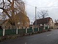 Wohnhaus, Auszugshaus, Seitengebäude, Scheune, Hofpflasterung sowie straßenseitige Einfriedungsmauer mit Tordurchfahrt und Pforte eines Dreiseithofes