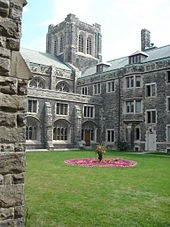 Interior garden at one of the college's quadrangles Knox courtyard1.jpg