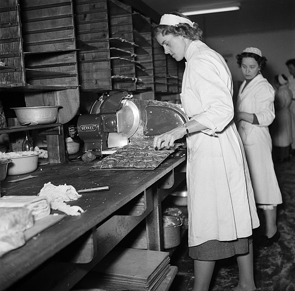 File:Koks in een productie keuken bereiden grote hoeveelheden smørrebrød, Bestanddeelnr 252-9038.jpg