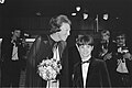 Koningin Beatrix en Danny de Munk tijdens de première van de speelfilm Ciske de Rat in 1984.