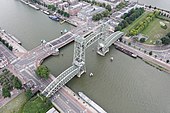 Luchtfoto van de Koninginnebrug en De Hef.