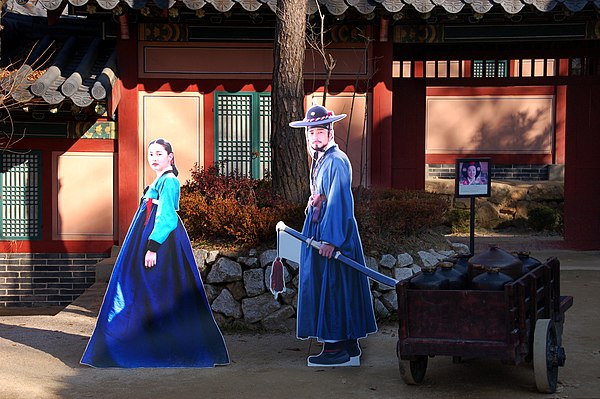 Cut-outs of the main characters Jang-geum and Min Jeong-ho at the film set