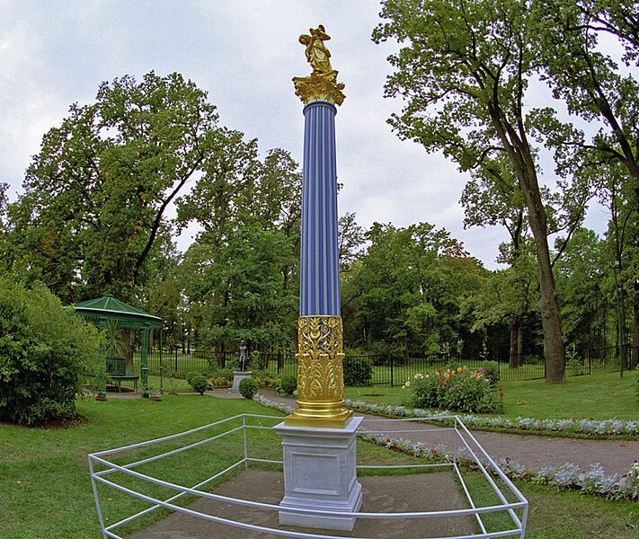 File:Kristallsaule-Peterhof.jpg