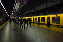 Файл:Línea_E,_personas_descendiendo_de_una_formación_en_la_estación_Boedo_(Buenos_Aires,_septiembre_2008).jpg