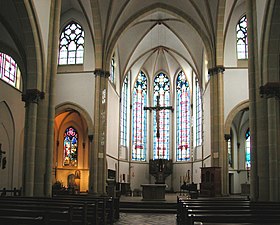 Interieur Mariakerk met het grote triomfkruis en links de kapel met het genadebeeld