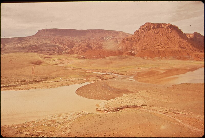 File:LOG BOOM SITE IN MONUMENT VALLEY, UTAH, WHERE MASSIVE OIL SPILL INTO THE SAN JUAN RIVER WAS TEMPORARILY CONTAINED.... - NARA - 545629.jpg