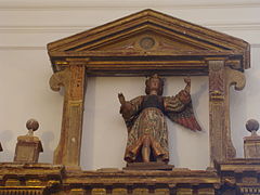 Ático con arcángel en el retablo barroco de Diego Basoco