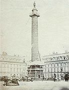 La colonne Vendôme avant sa chute, Bruno Braquehais, mai 1871, papier albuminé, 210 × 160 cm[15].