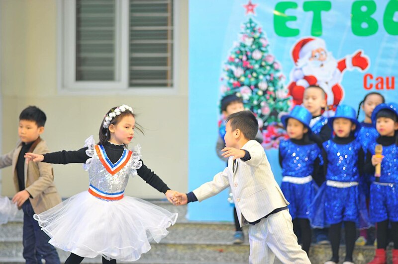 File:La dance des poupées francophones.jpg