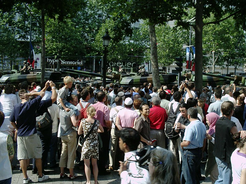 File:La foule regarde le défilé militaire du 14 juillet 2006.jpg