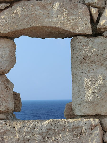 File:La mer depuis la forteresse à Réthymnon.JPG